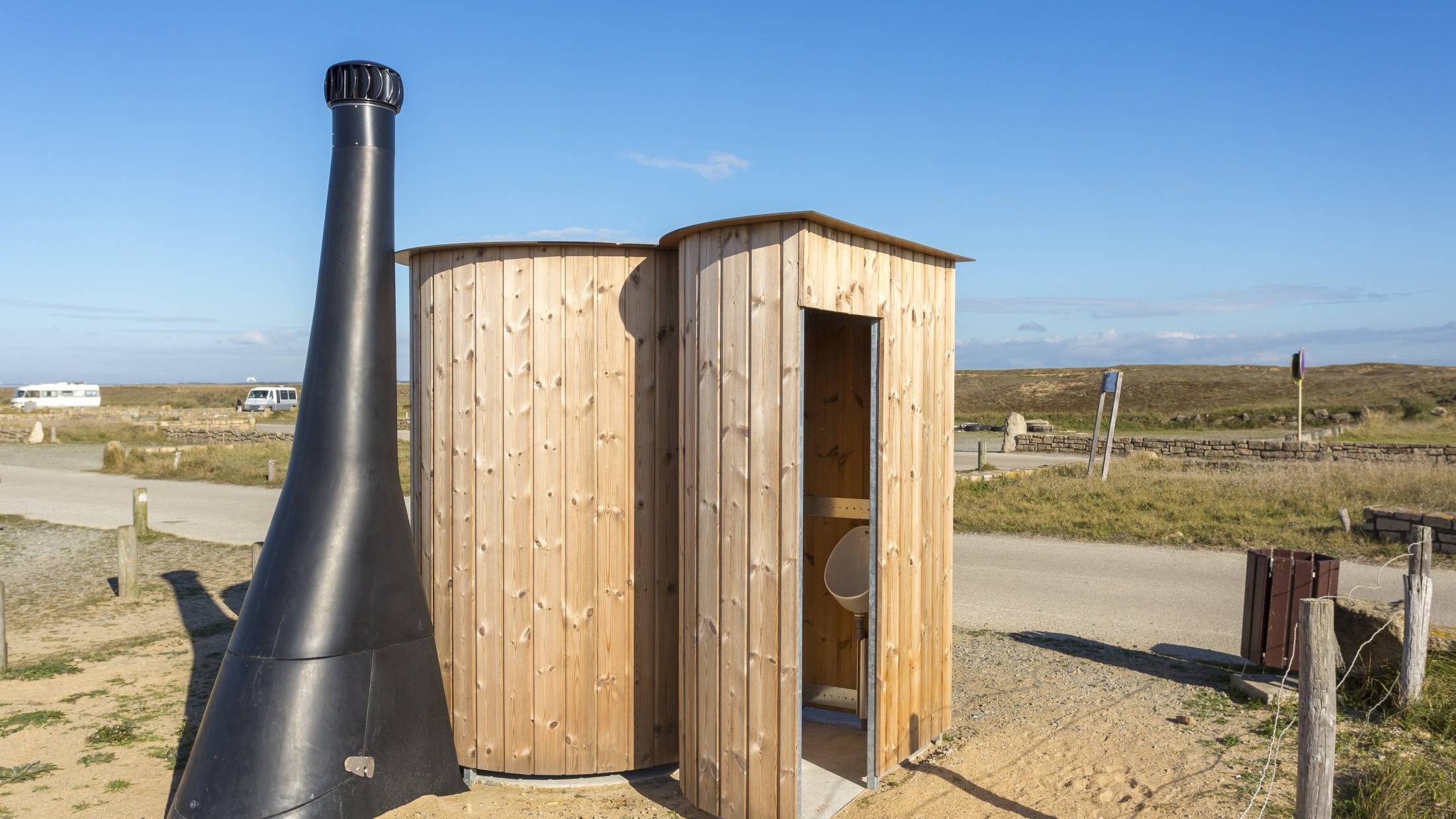 Toilettes séches Kazuba sur la plage de Kerouriec à Erdeven