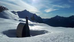 Toilettes publiques écologies autonomes Kazuba KL1 dans la haute montagne recouverte par la neige